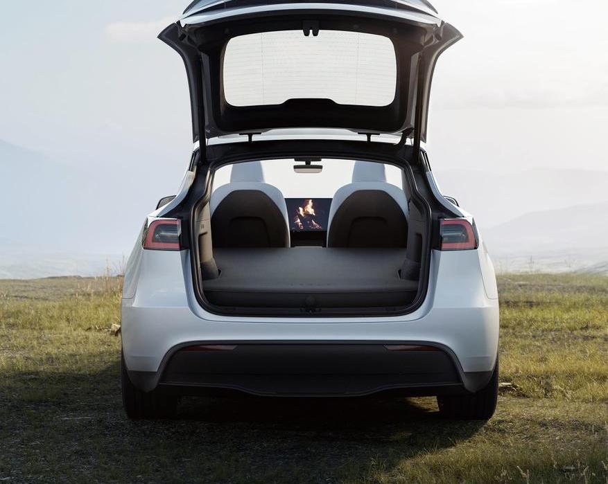 Tesla представила самонадувающийся матрас для путешествий на Model Y за 225$