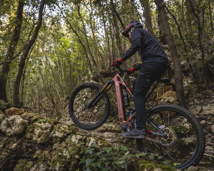 Карбоновая рама и 800Вт мотор Bosch. Горный электровелосипед Mondraker Crafty Carbon представлен официально