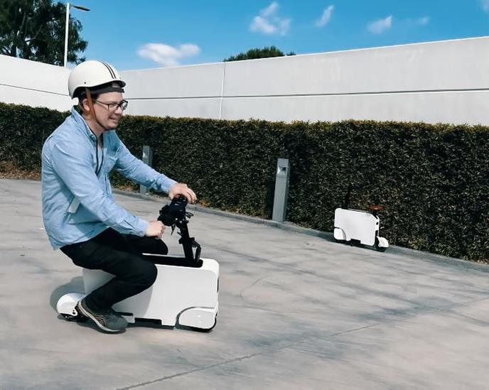 «Электрочемодан на колесах»: первый взгляд на электроскутер Honda Motocompacto