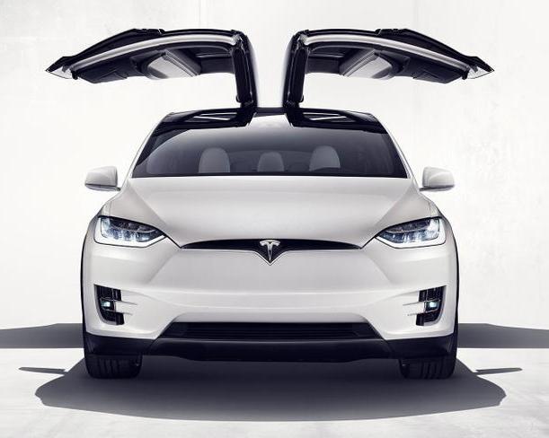 NHTSA расследует аварии, связанные с отказом автопилота Tesla при встрече с автомобилями экстренной помощи